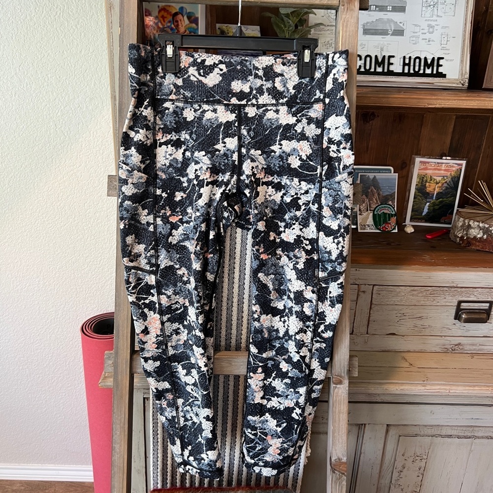 Lululemon women’s speed up crop size 8